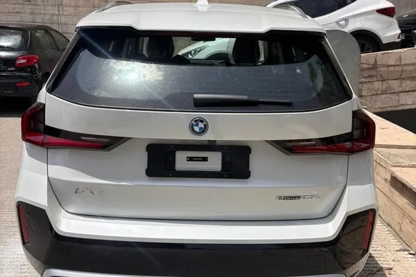 عکس بی ام و iX1