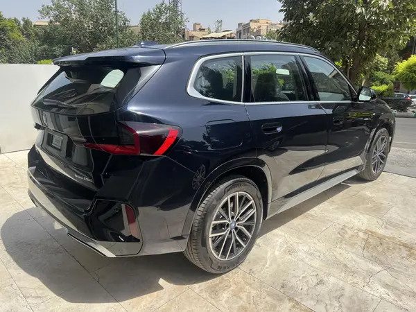 بی ام و iX1
