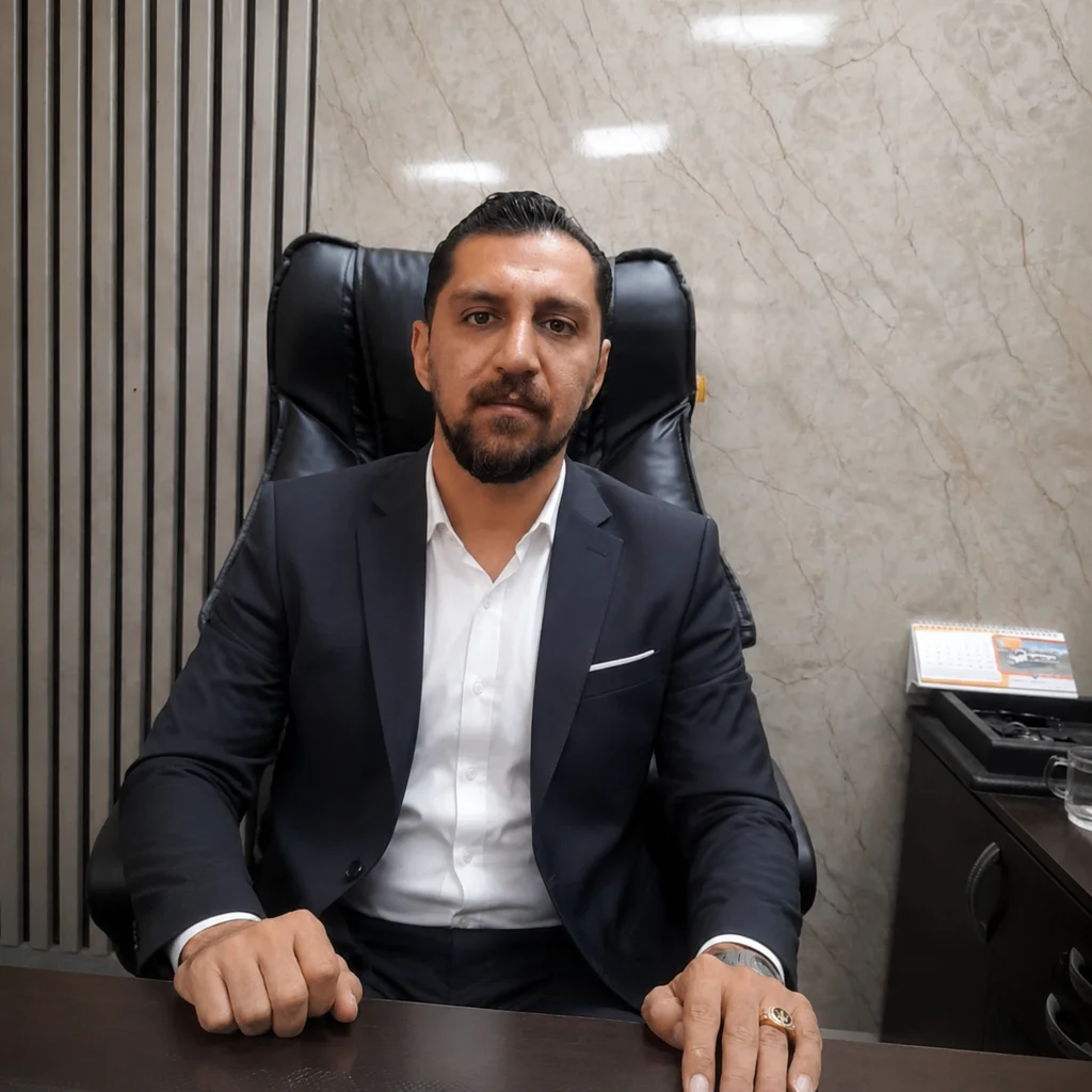 مدیر نمایشگاه اتو گالری فکور