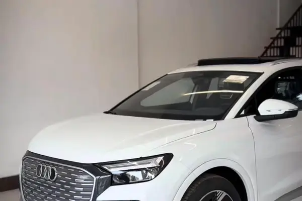 عکس آئودی Q4 e-tron