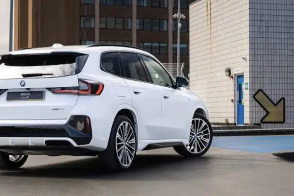 عکس بی ام و iX1