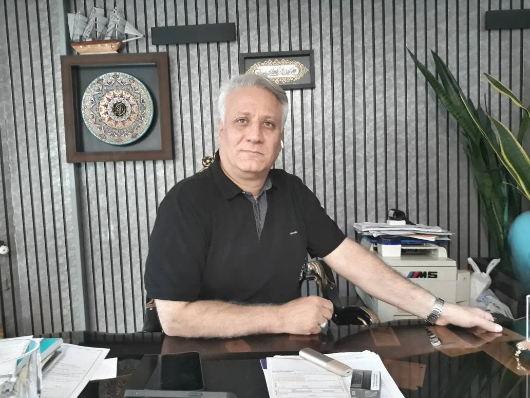 مدیر نمایشگاه اتو گالری داریوش