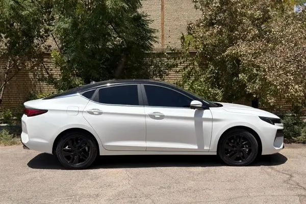 کی ام سی J7