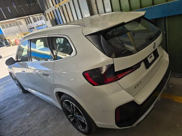 عکس بی ام و iX1