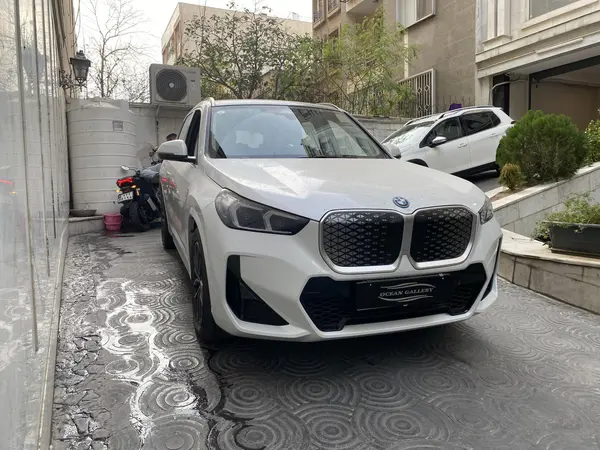 بی ام و iX1