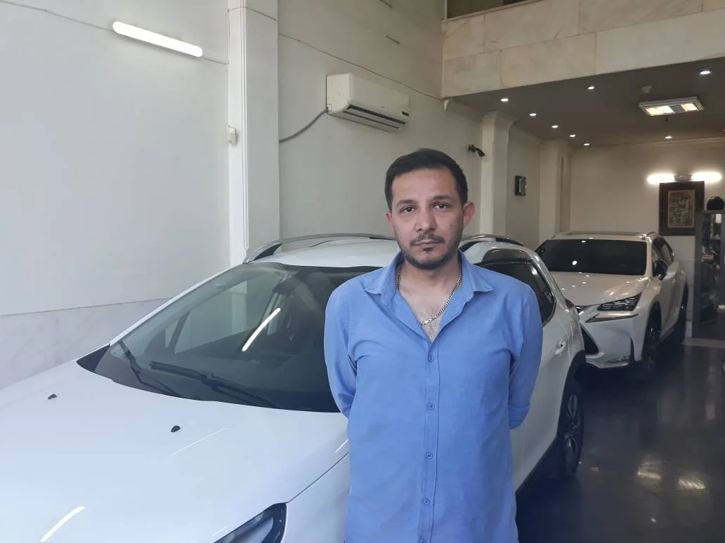 مدیر نمایشگاه نمایشگاه اتومبیل تک