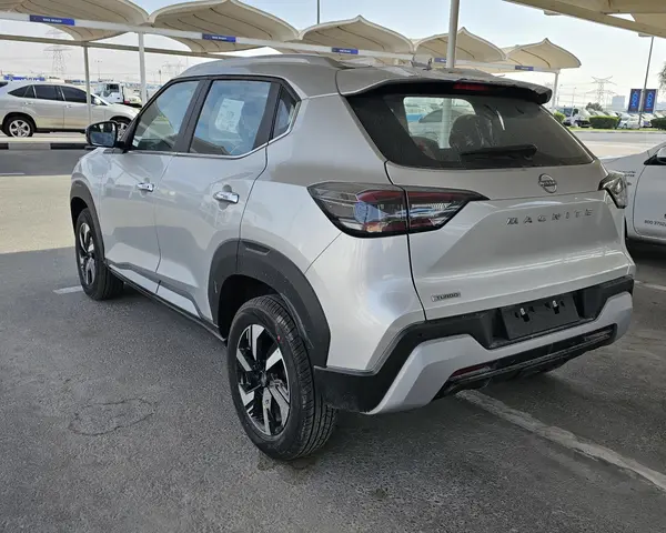عکس نیسان مگنایت