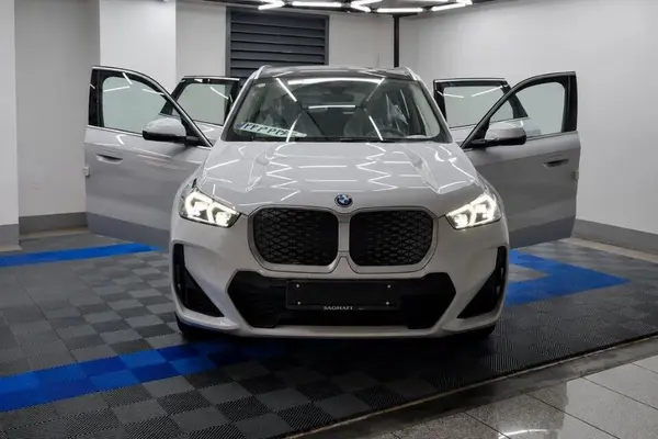 عکس بی ام و iX1