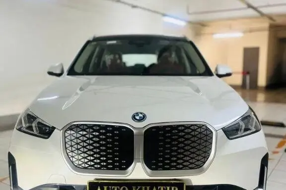 عکس بی ام و iX1