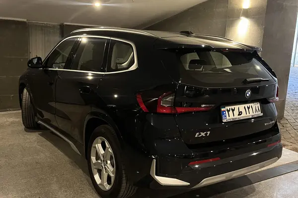 عکس بی ام و iX1