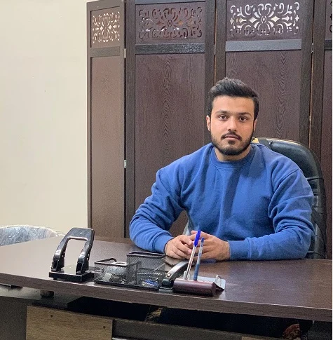 مدیر نمایشگاه اتو گالری قائم