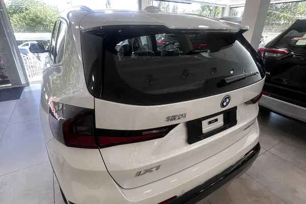 بی ام و iX1
