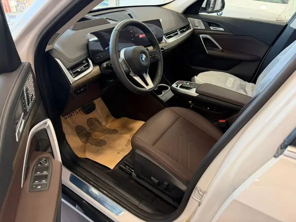عکس بی ام و iX1