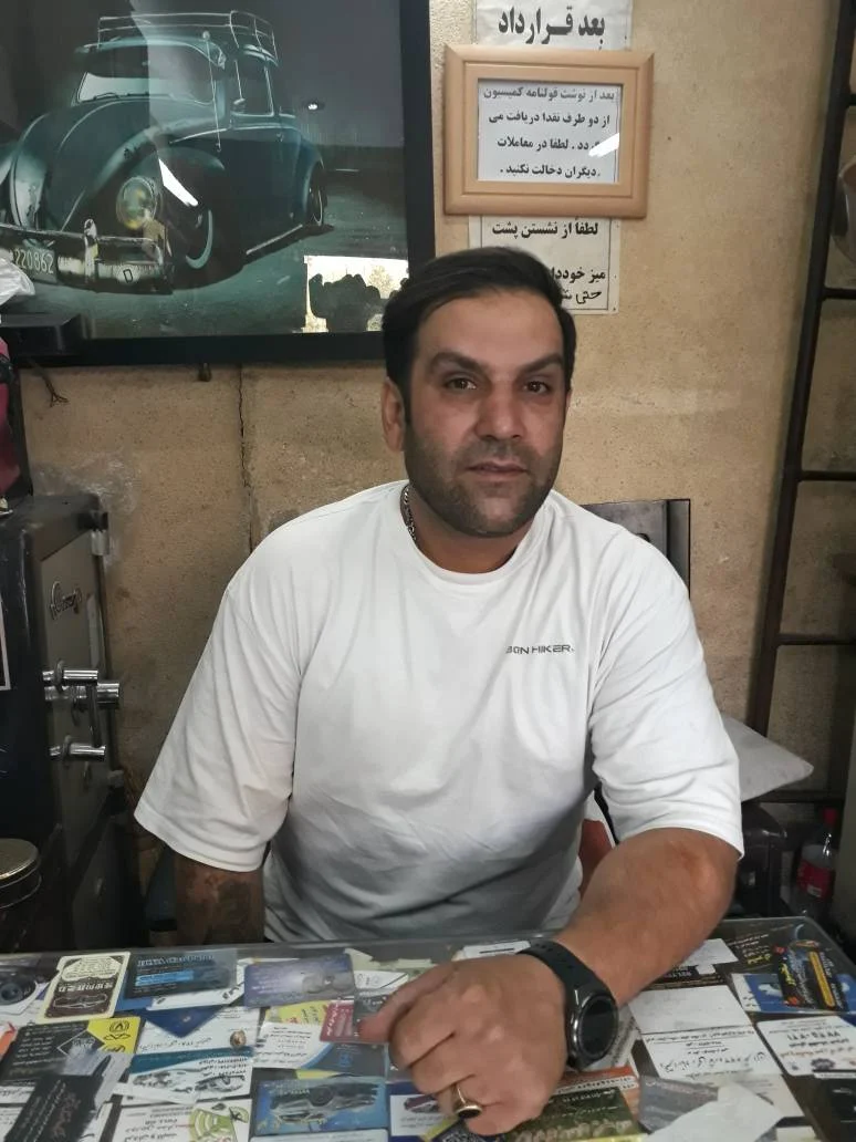 مدیر نمایشگاه اتو گالری طاها
