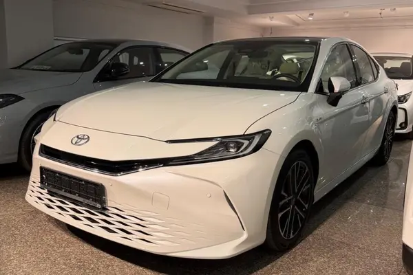 عکس تویوتا کمری هیبرید