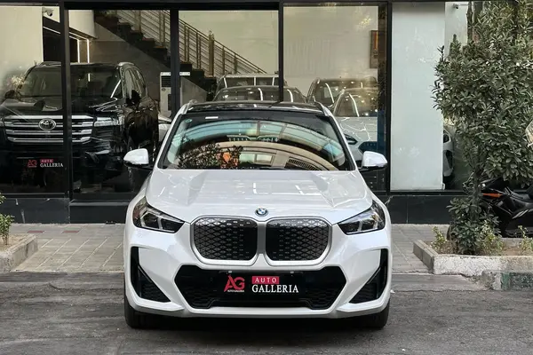 عکس بی ام و iX1