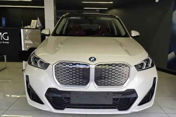 عکس بی ام و iX1