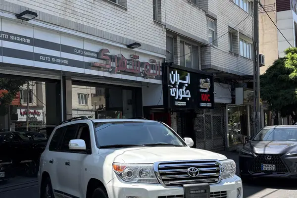 لندکروز چهار در