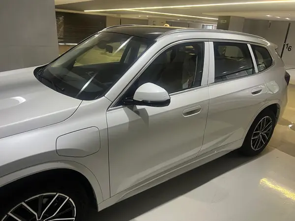 عکس بی ام و iX1