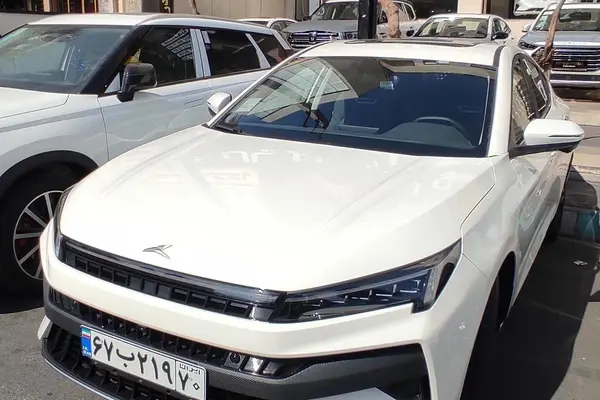 کی ام سی J7