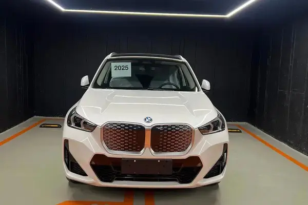 عکس بی ام و iX1