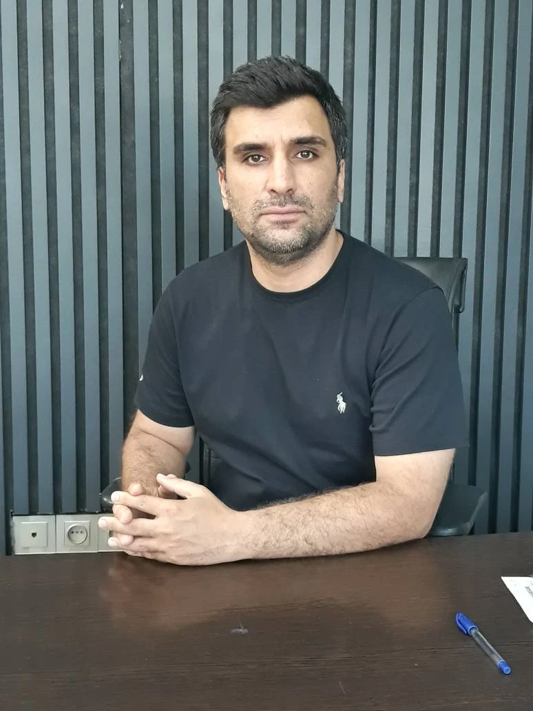 مدیر نمایشگاه اتو گالری پاکزاد