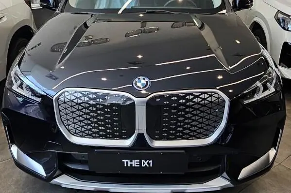 عکس بی ام و iX1