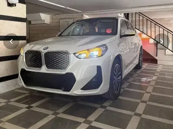 بی ام و iX1