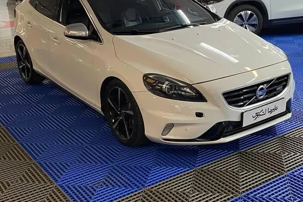 ولوو V40
