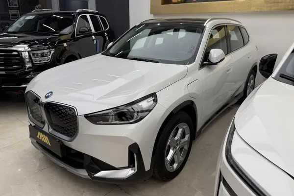 عکس بی ام و iX1