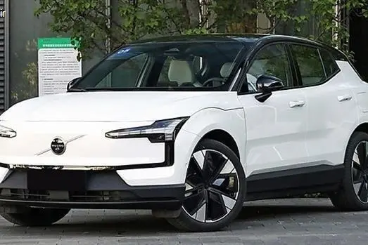 ولوو EX30