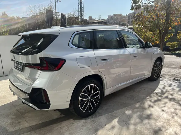 عکس بی ام و iX1