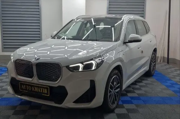عکس بی ام و iX1
