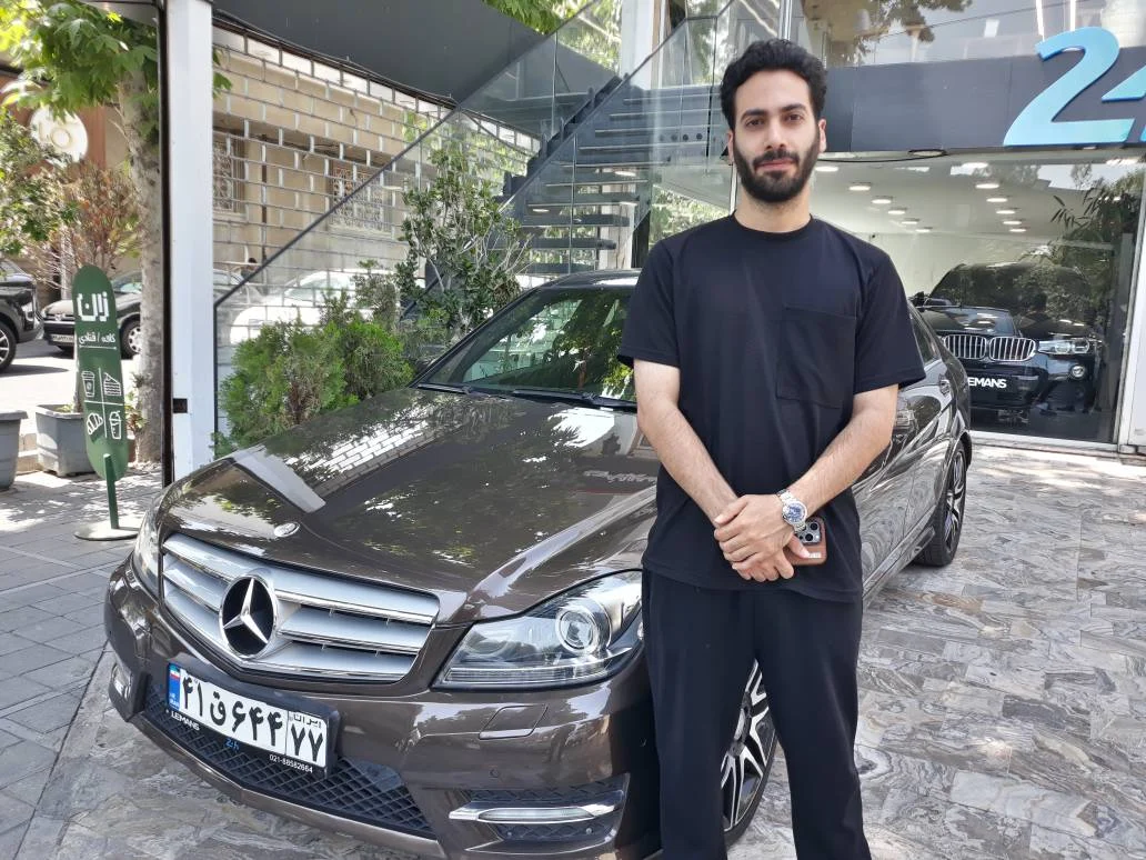 مدیر نمایشگاه گالری لمانز
