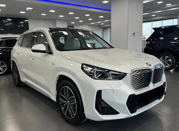 عکس بی ام و iX1