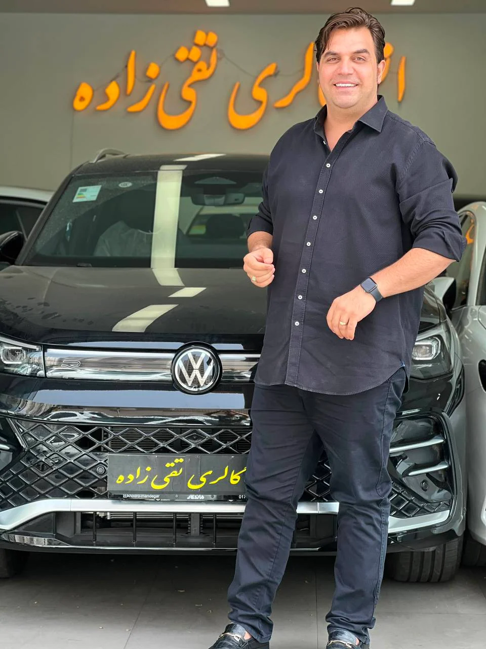 مدیر نمایشگاه اتو گالری تقی زاده