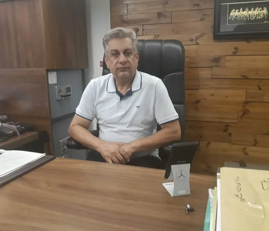 مدیر نمایشگاه اتو گالری امیر