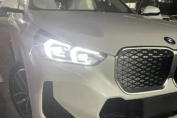 عکس بی ام و iX1