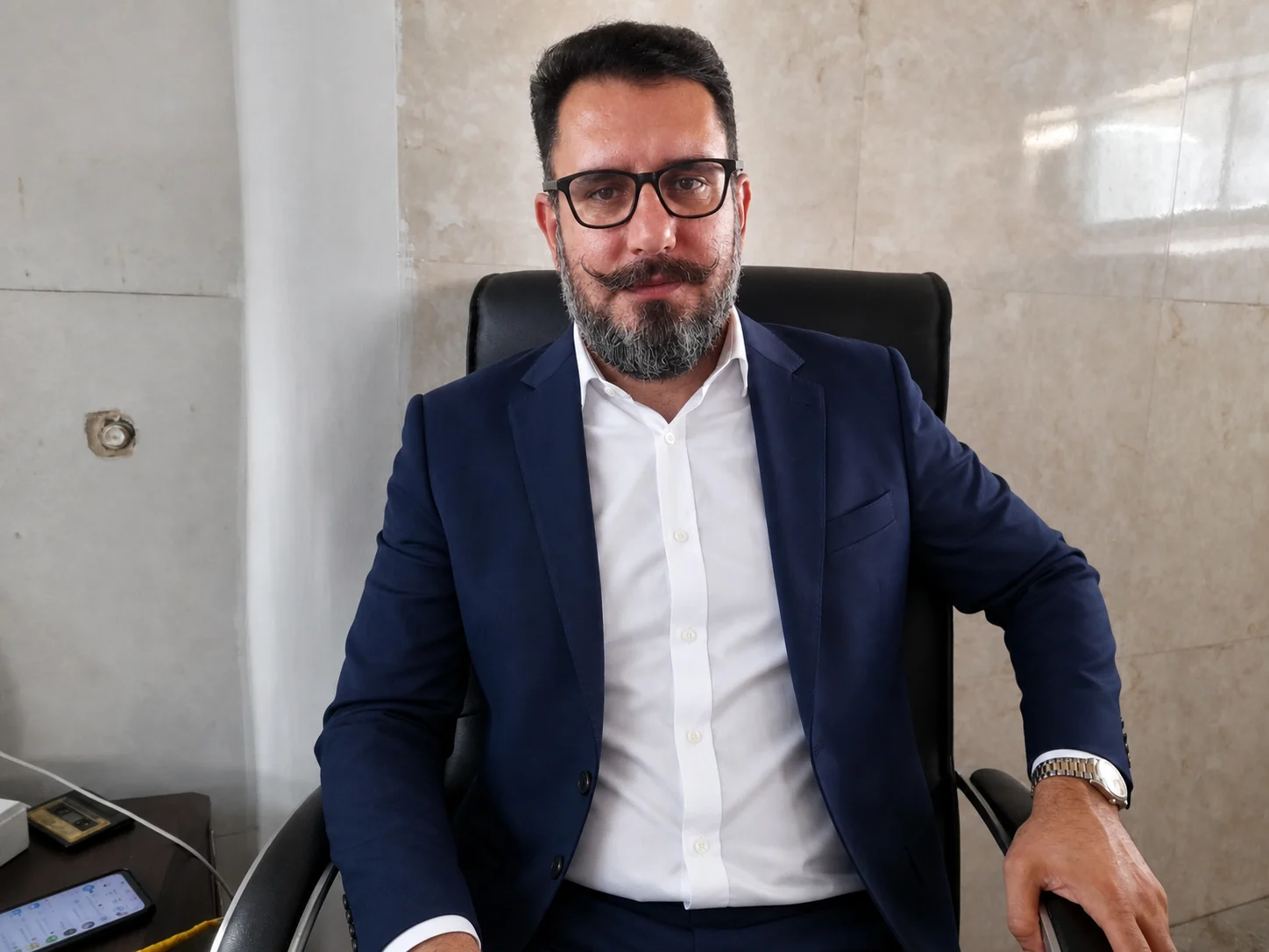 مدیر نمایشگاه نمایشگاه اتومبیل یوگالری