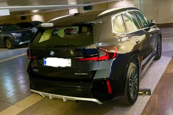 عکس بی ام و iX1