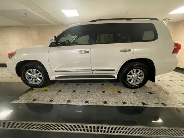 لندکروز چهار در