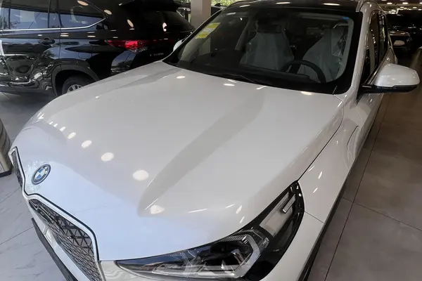 عکس بی ام و iX1
