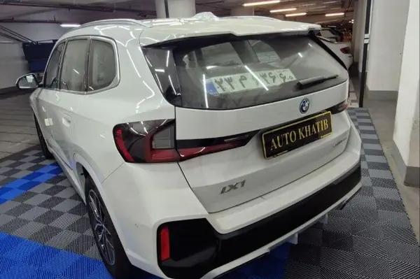 عکس بی ام و iX1