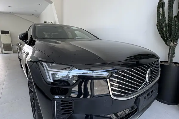 ولوو S90