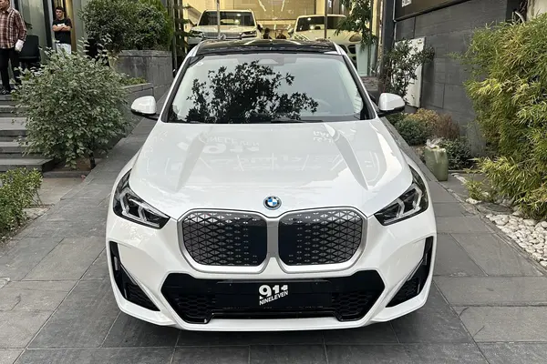 بی ام و iX1