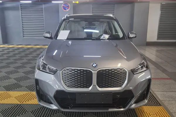 عکس بی ام و iX1