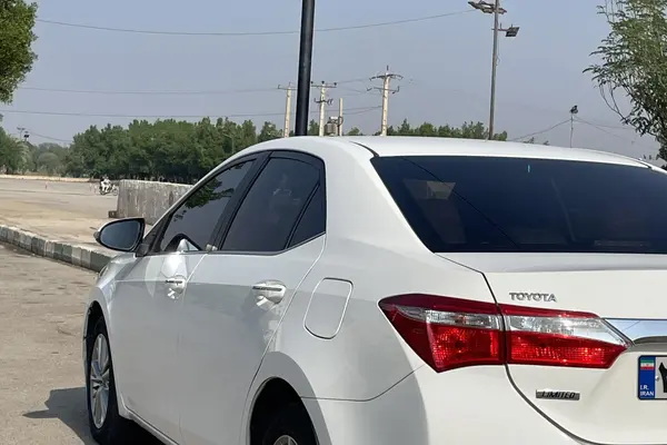 عکس تویوتا کرولا