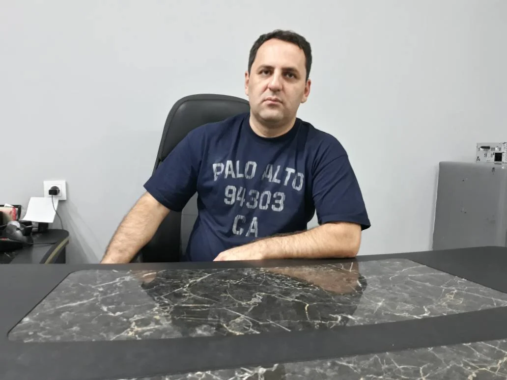 مدیر نمایشگاه اتو فرزاد