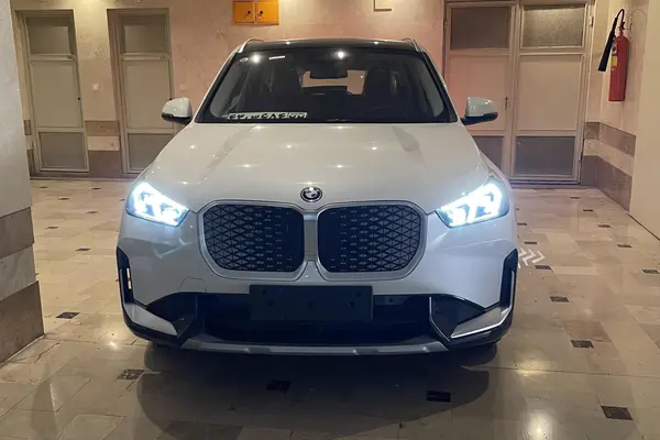 عکس بی ام و iX1