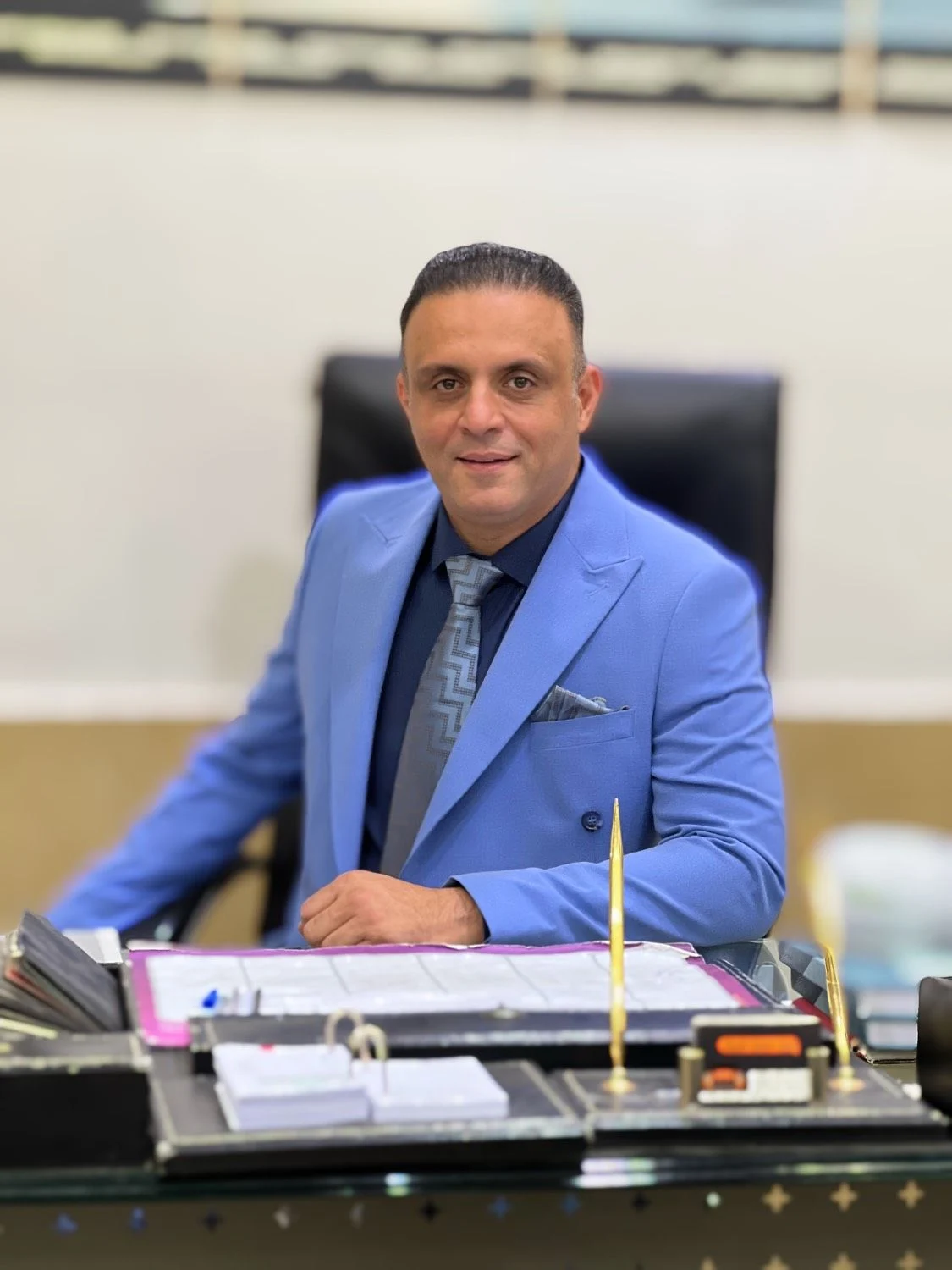 مدیر نمایشگاه اتو گالری امیر
